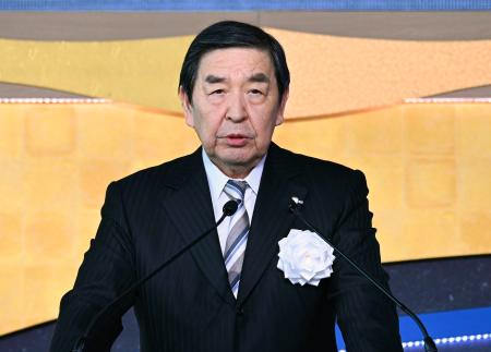 第７３回民間放送全国大会であいさつする民放連の早河洋会長＝７日午後、名古屋市