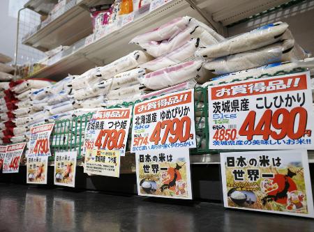 スーパーの店頭に並んだコメ＝４月、埼玉県越谷市