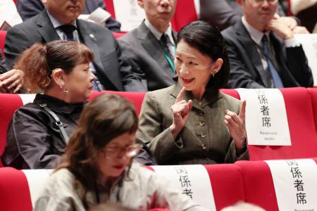 手話演劇「終着駅への軌跡」の鑑賞を前に、手話で話される秋篠宮妃紀子さま＝７日午後、東京都杉並区（代表撮影）