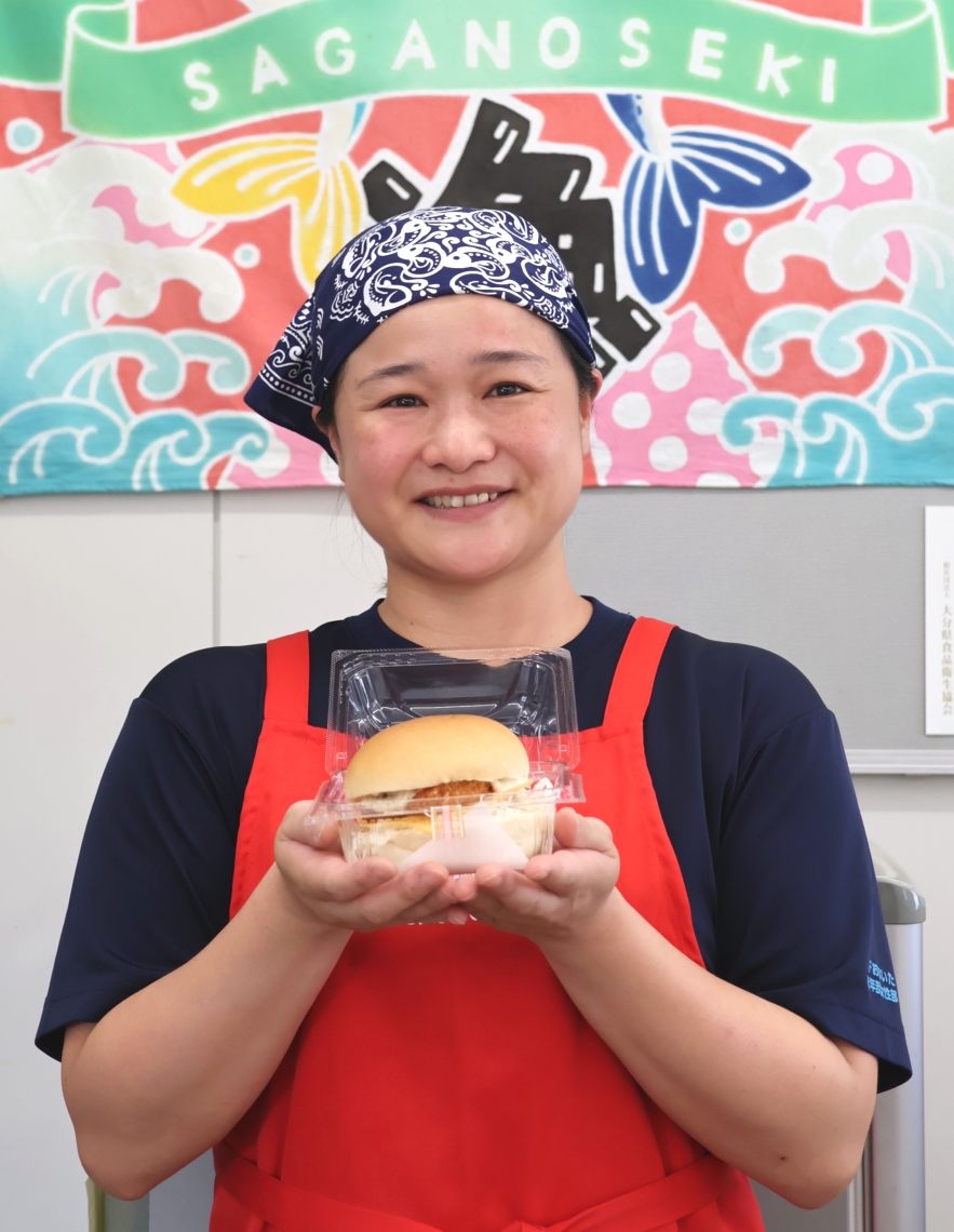 シャークバーガーを販売する県漁協佐賀関支店女性部員＝大分市白木の関あじ関さば直売所