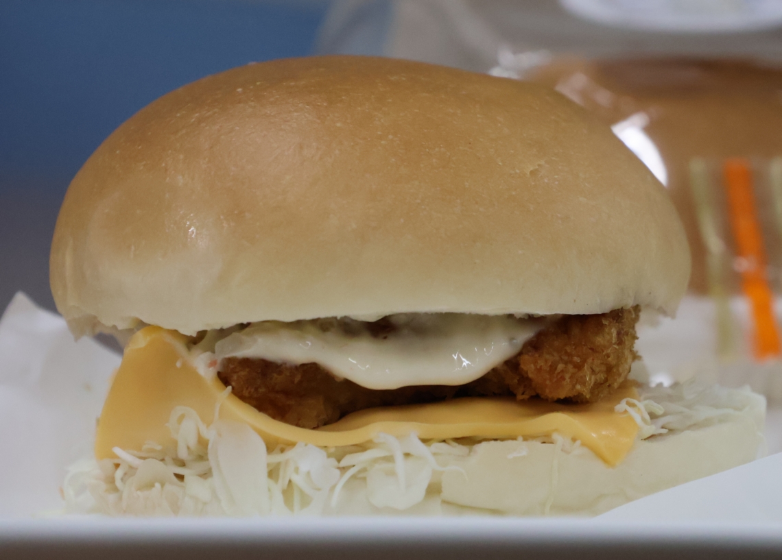 １０月から販売を開始したシャークバーガー