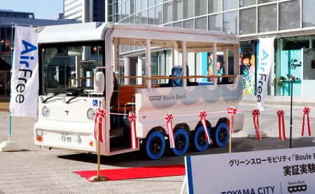 ブリヂストンが開発した次世代タイヤ「ＡｉｒＦｒｅｅ（エアフリー）」を装着した電気バス＝８日午前、富山市