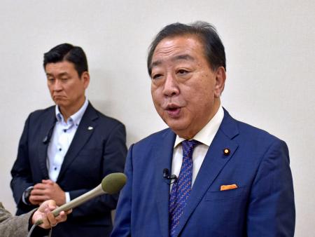 宇都宮市で取材に応じる立憲民主党の野田代表＝８日午後