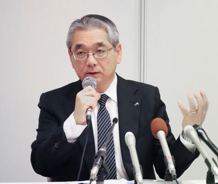 尼崎脱線事故の遺族らへの説明会後、記者会見するＪＲ西日本の倉坂昇治社長＝８日午後、兵庫県宝塚市