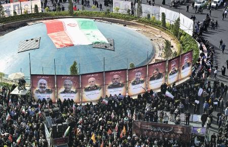 イスラエルによる攻撃で死亡したイラン革命防衛隊幹部らの国葬＝６月、テヘラン