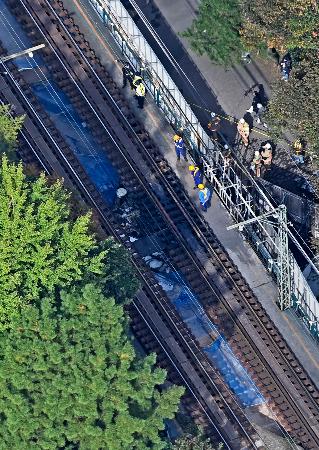 東京都の京王井の頭線井の頭公園駅付近で発生した火災で枕木に燃え移ったとみられる線路＝８日午前１１時２９分（共同通信社ヘリから）