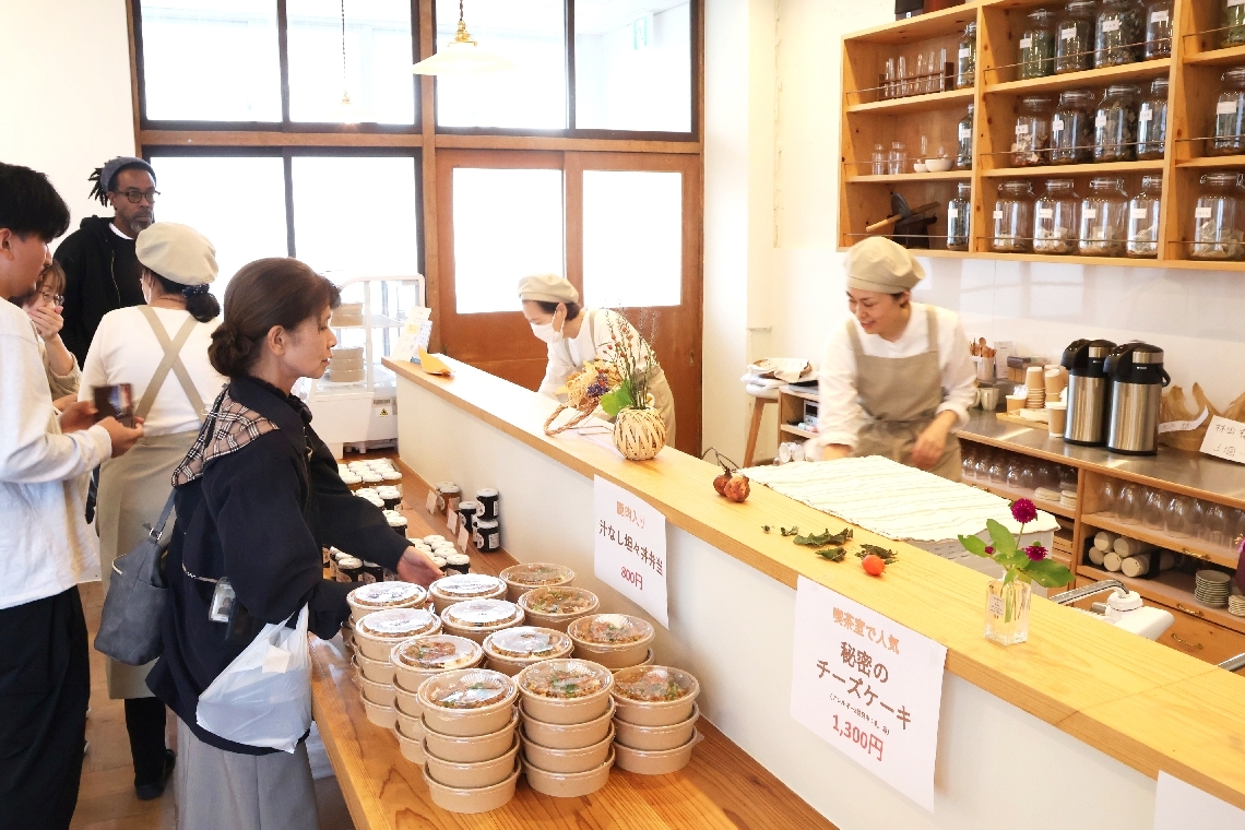 旧山浦小校舎にオープンした喫茶室＝杵築市山香町山浦