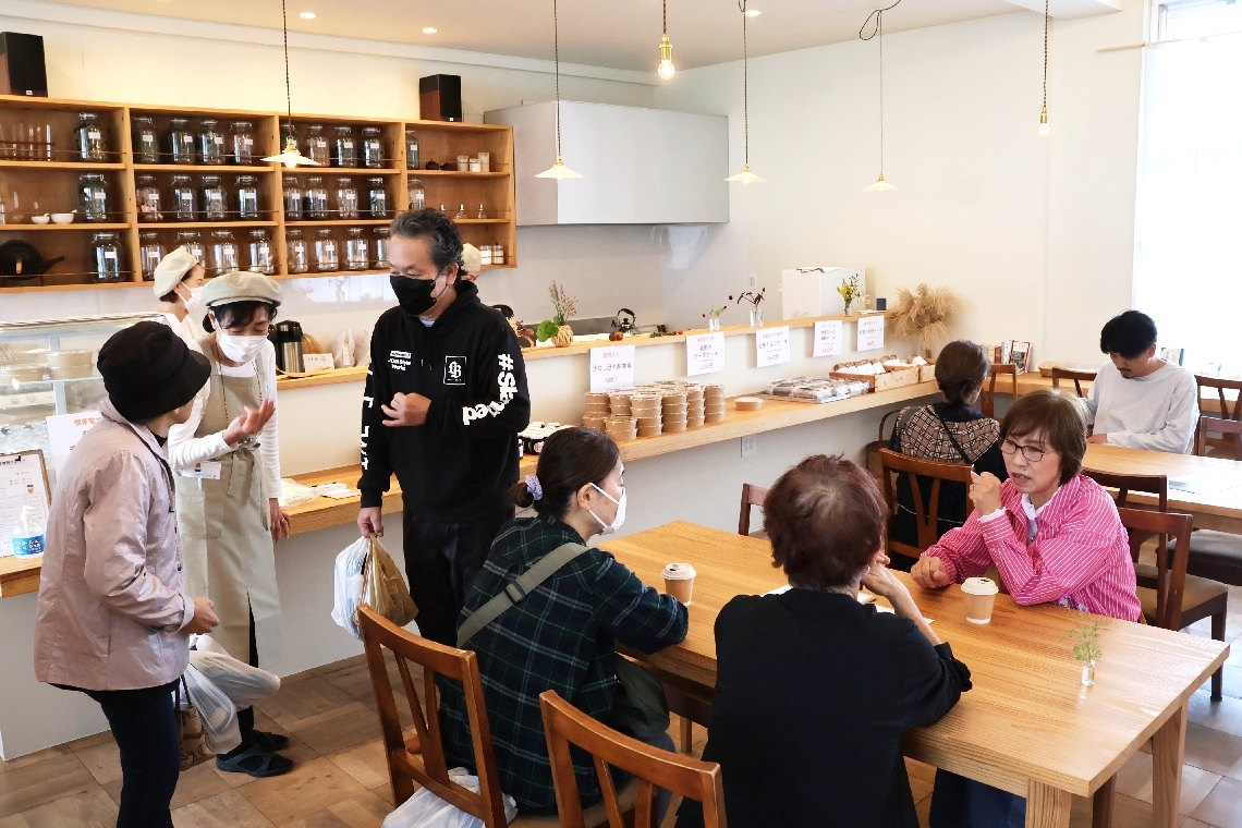 旧山浦小校舎にオープンした喫茶室