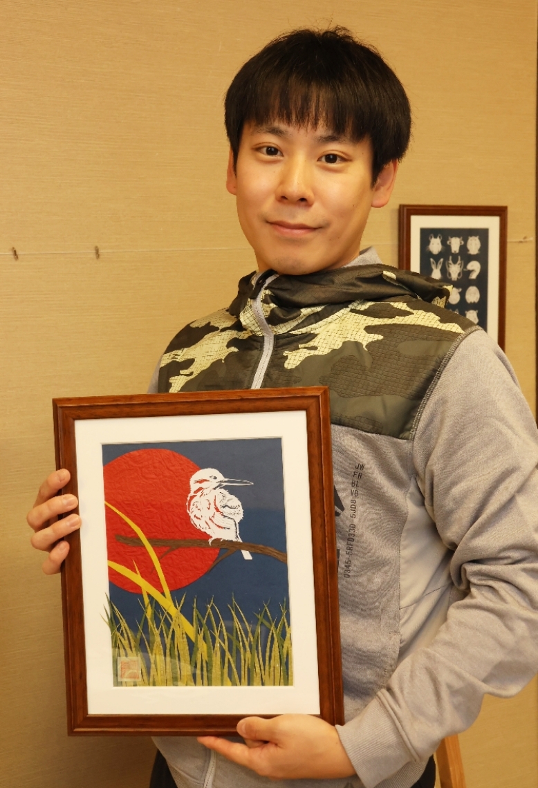 「世界一の紙切り作家を目指す」と話す丸山紘平さん＝豊後大野市千歳町下山の中九州アートミュージアム幸寿記念館