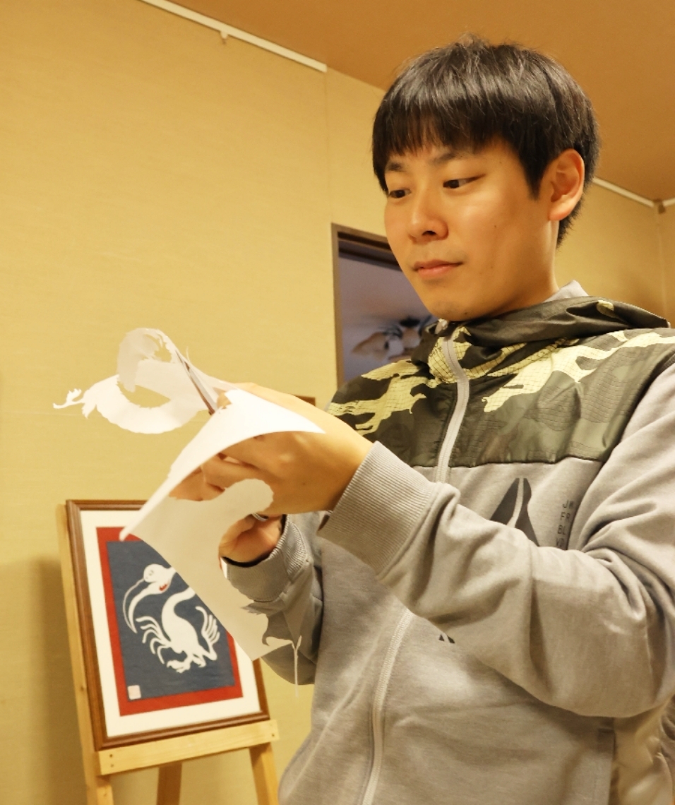 はさみだけで動物などの形を作る技を披露する丸山紘平さん