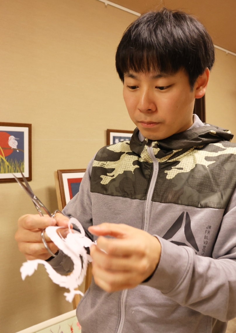 はさみだけで動物などの形を作る技を披露する丸山紘平さん