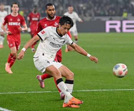 ケルン戦で攻め込むボルシアＭＧの町野＝メンヘングラッドバッハ（共同）