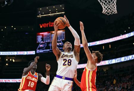 ホークス戦で攻め込むレーカーズの八村＝アトランタ（ＮＢＡＥ・ゲッティ＝共同）