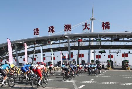 中国の第１５回「全国運動会」の自転車レースで「香港・珠海・マカオ大橋」を走る選手＝８日（新華社＝共同）