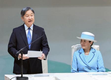 第４４回全国豊かな海づくり大会の式典であいさつされる天皇陛下と皇后さま＝９日午前、三重県志摩市（代表撮影）