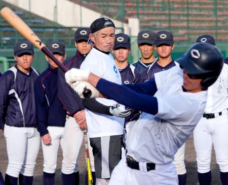 ティー打撃を指導するイチローさん＝８日、新潟県長岡市