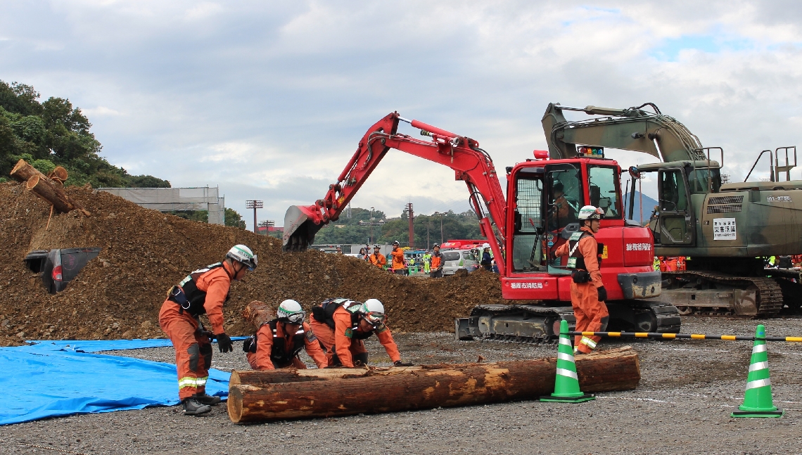 土砂崩れで複数台の車が巻き込まれた現場を想定した救助訓練をする参加者