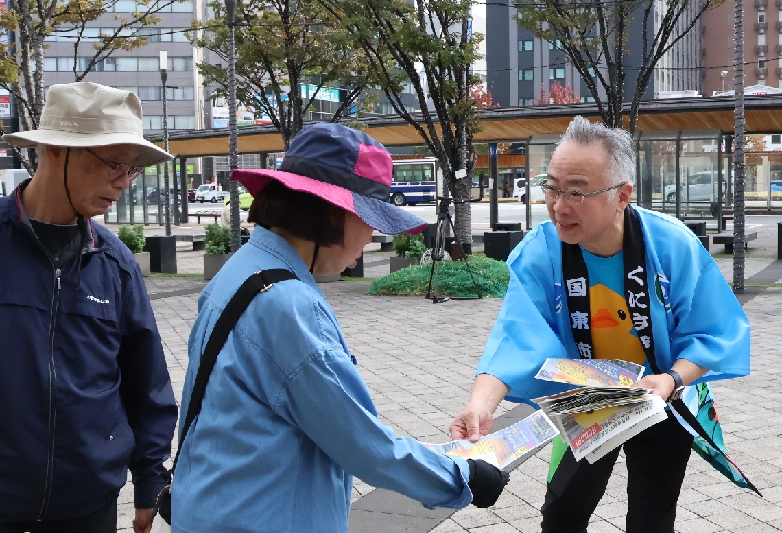 通行人にＰＲチラシを配布＝大分市