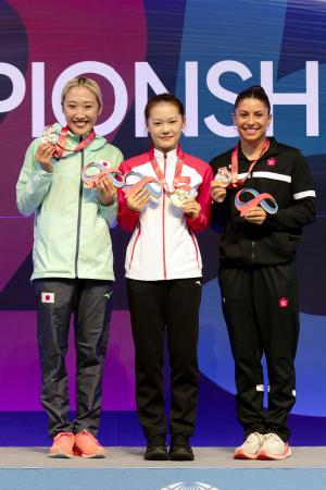 女子個人の表彰式で銀メダルを手に笑顔の森ひかる（左）＝パンプロナ（共同）