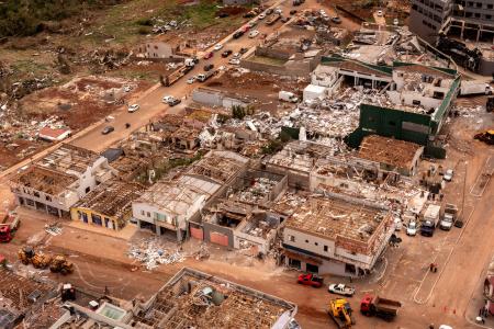 竜巻の被害地域の空撮＝９日（ロイター＝共同）