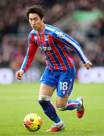 ブライトン戦でプレーするクリスタルパレスの鎌田＝ロンドン（ゲッティ＝共同）