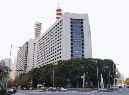 警視庁（手前）