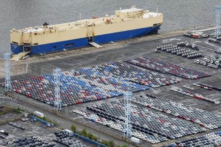 船積みを待つ自動車が並ぶ、輸出拠点の横浜港＝８月、横浜市