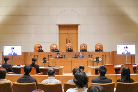 初めてウェブによる弁論が開かれた最高裁第１小法廷＝１０日午前（代表撮影）