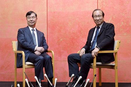 記念写真に納まる、ノーベル生理学・医学賞に選ばれた坂口志文大阪大特任教授（左）と化学賞に選ばれた北川進京都大特別教授＝１０日午後、京都市左京区