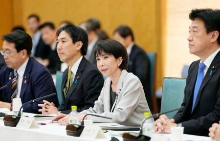「日本成長戦略会議」で発言する高市首相（右から２人目）。近く決定する経済対策に盛り込む重点施策を取りまとめた＝１０日午後、首相官邸