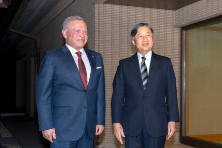 皇居・御所でヨルダンのアブドラ国王を出迎えられる天皇陛下＝１０日夜（宮内庁提供）