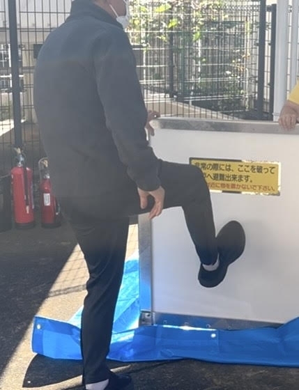 「仕切り板」はこの体勢から足を強く押し出して割る