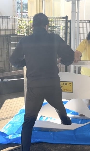 割れた「仕切り板」