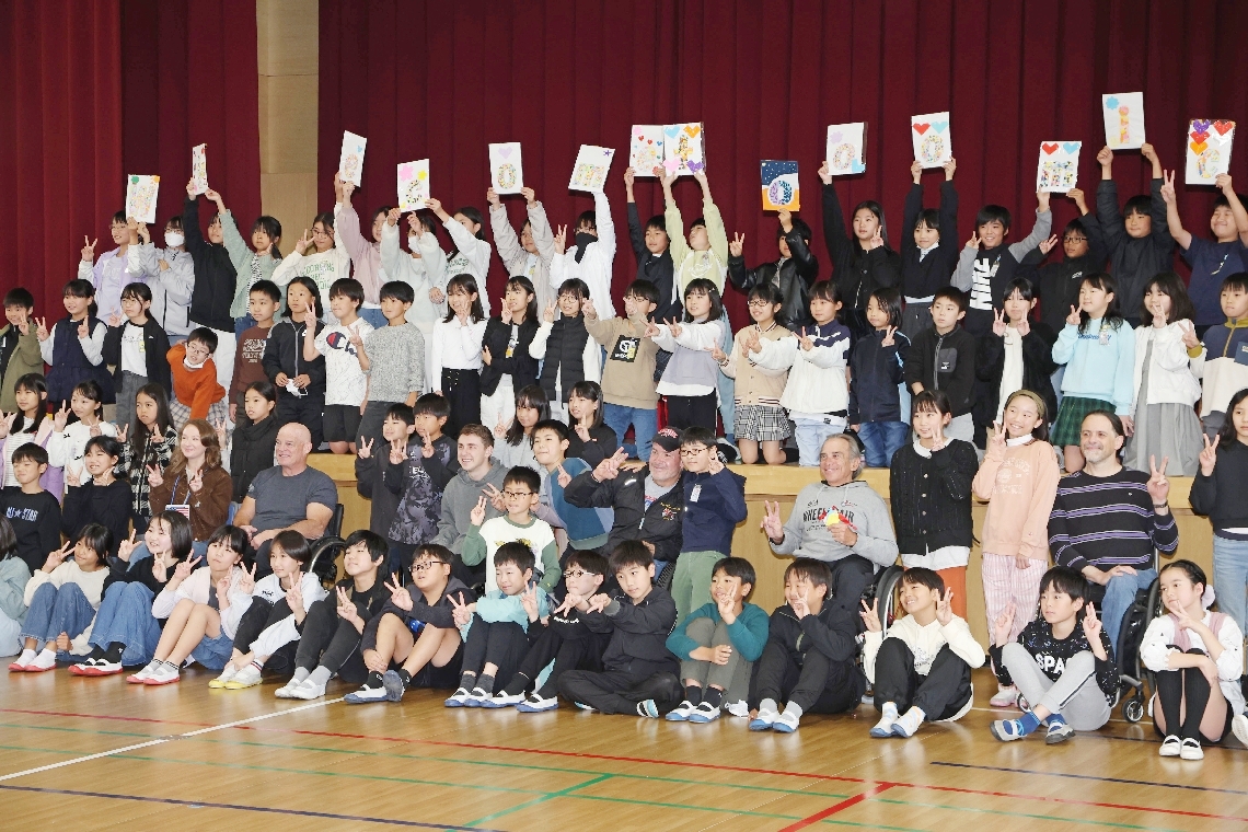 児童と一緒に記念撮影する選手たち