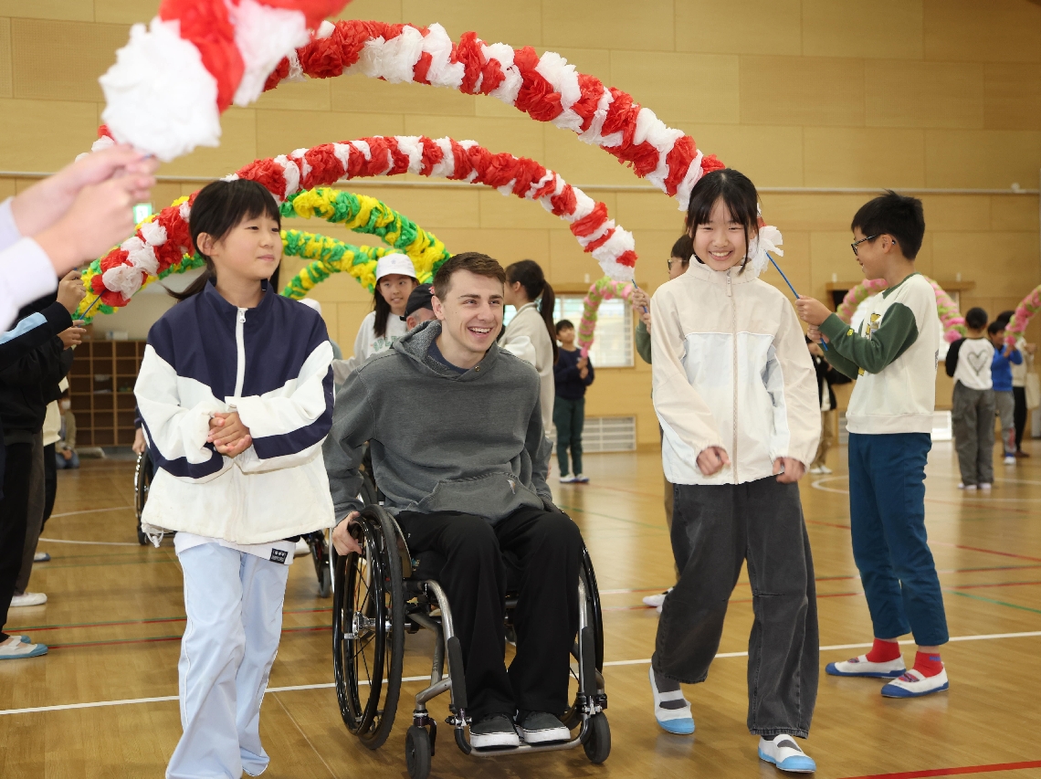 児童に歓迎される選手たち