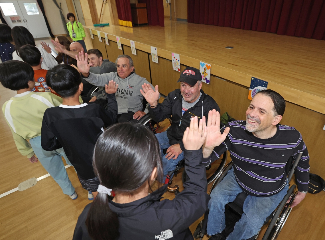 児童と交流する選手たち