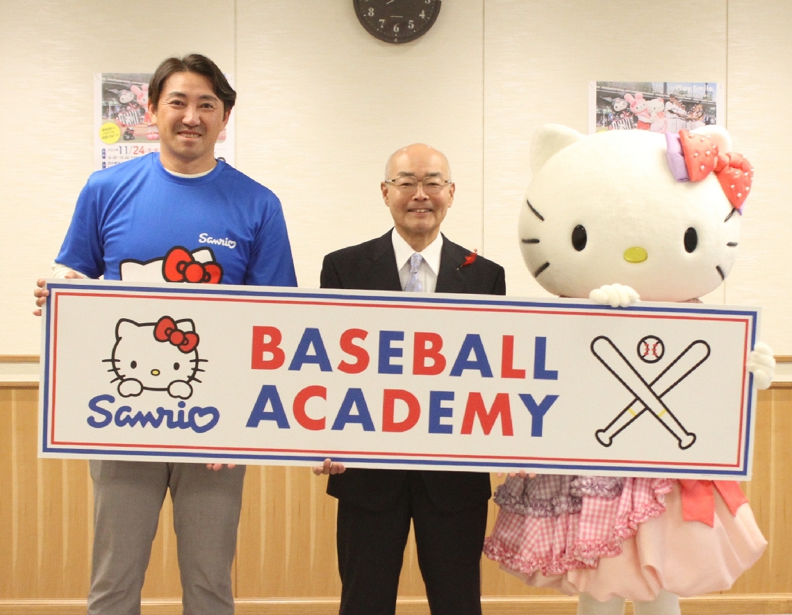 尾野賢治副知事（中央）にあいさつした内川聖一さん（左）＝県庁