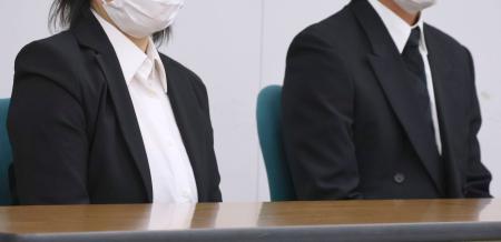 判決後に記者会見する自殺した男性の長男（右）ら遺族＝１３日午後、栃木県庁