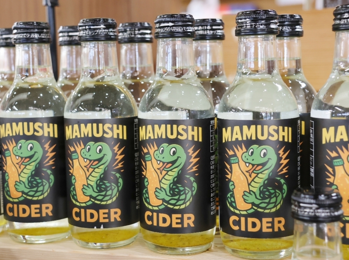 １本２００ミリリットル中にマムシの粉末０．３グラムが入っている＝豊後大野市清川町砂田の道の駅きよかわ