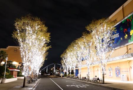 バイオディーゼル燃料を使ったイルミネーションの試験点灯＝１３日深夜、大阪市此花区のＵＳＪ