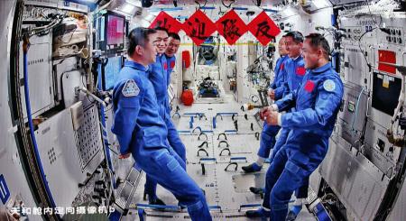 中国の宇宙ステーション「天宮」で合流した「神舟２０号」（左）と「神舟２１号」の乗組員（新華社＝共同）
