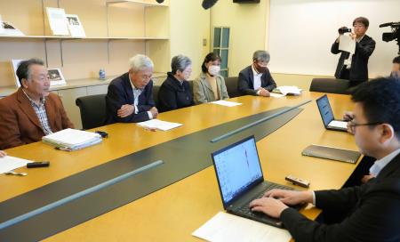 長崎原爆資料館の南京事件の展示を巡り、同館に申し入れをする団体のメンバーら（左側）＝１４日午前、長崎市