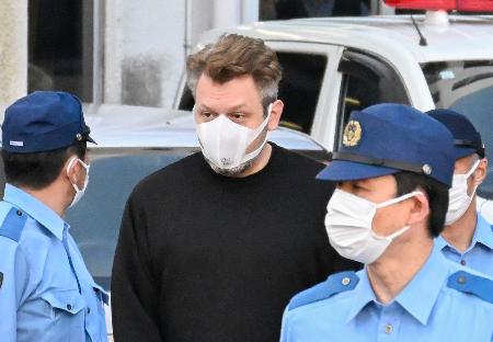 送検されるモハンマディ・アリ容疑者＝１４日午前、神奈川県警戸部署