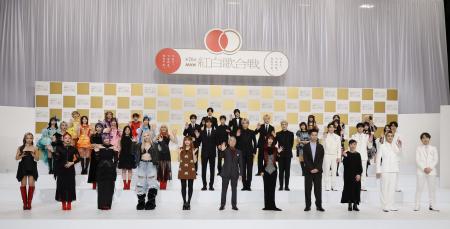 写真に納まる第７６回紅白歌合戦の出場者ら＝１４日午後、東京都渋谷区のＮＨＫ放送センター