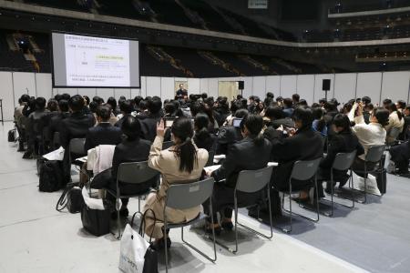 就活イベントのセミナーに参加する学生ら＝２月、さいたま市