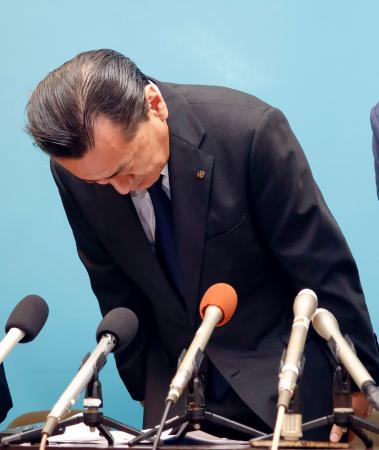 記者会見で謝罪するいわき信用組合の金成茂理事長＝１４日午後、福島県いわき市