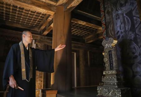 醍醐寺の国宝・五重塔の内部を説明する小暮徹順課長＝１４日午後、京都市伏見区