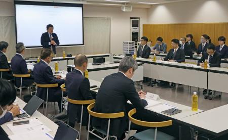 津市で開かれた有識者委員会の会合＝１４日午後