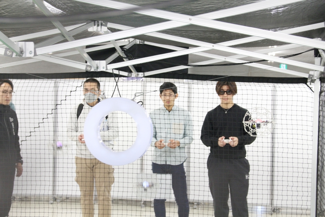 ドローンサッカーを体験する来場者ら