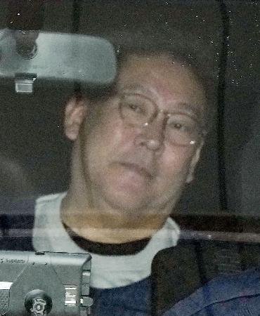 １０日、送検のため兵庫県警本部を出る「ＮＨＫから国民を守る党」党首の立花孝志容疑者